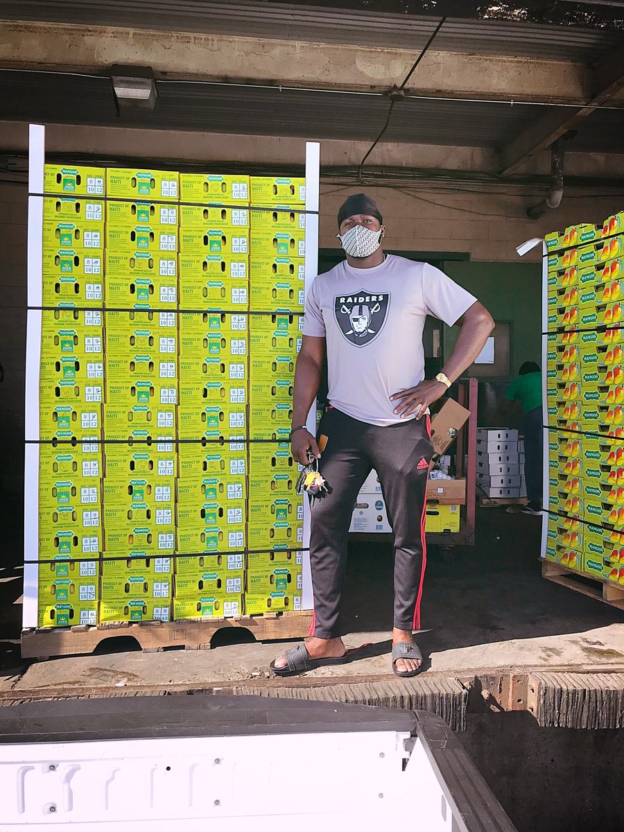 KimTunnicliffe1's tweet photo. Kervin Edouard &amp; his 3 brothers are carrying out their late dad’s legacy by continuing his mango shipping business. They ship fresh mangoes from #Haiti to the U.S.. Kervin rents warehouse space in #Brockton to store the 🥭 mangoes &amp; ship them all over. #MangoManSwerv https://t.co/9UKewGEmxa