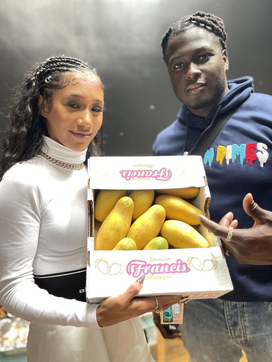 KimTunnicliffe1's tweet photo. Kervin Edouard &amp; his 3 brothers are carrying out their late dad’s legacy by continuing his mango shipping business. They ship fresh mangoes from #Haiti to the U.S.. Kervin rents warehouse space in #Brockton to store the 🥭 mangoes &amp; ship them all over. #MangoManSwerv https://t.co/9UKewGEmxa