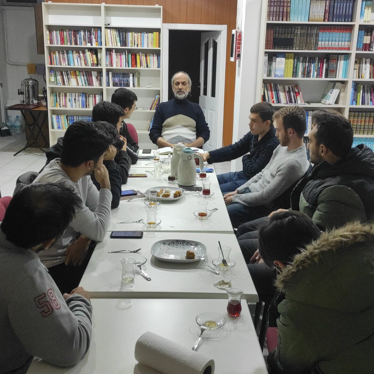 Tarık Doğan hocamızla tefsir dersimize Maide Suresi 90-100. ayetler bağlamında Değişmek, İman-İslam-İhsan, İhram, İnsanın Bilmesi başlıkları üzerinde durduk. 

Bizi misafir eden Danişmend Derneği'ne teşekkür ederiz 🤗