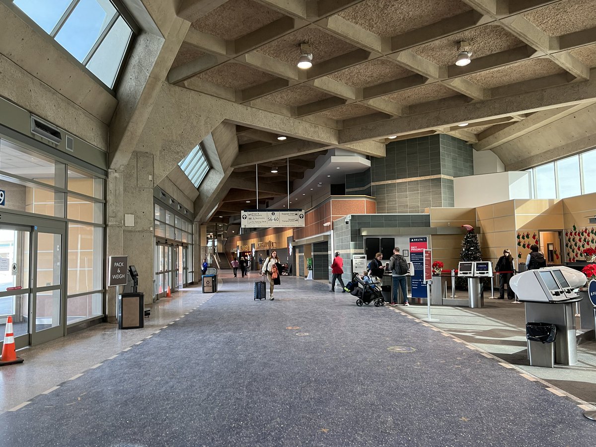 maxmikulecky's tweet photo. This is what MCI looks like when every departing Southwest flight is cancelled https://t.co/CkLGJt5Qyj
