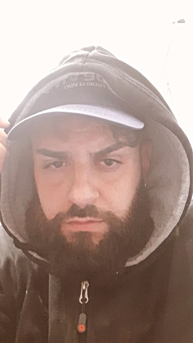 Fidel63304602's tweet photo. Mi sa che qui sono l unico che non ha tempo per andare dal barbiere a rosare la barba #barbone https://t.co/Vvuz50vZHe