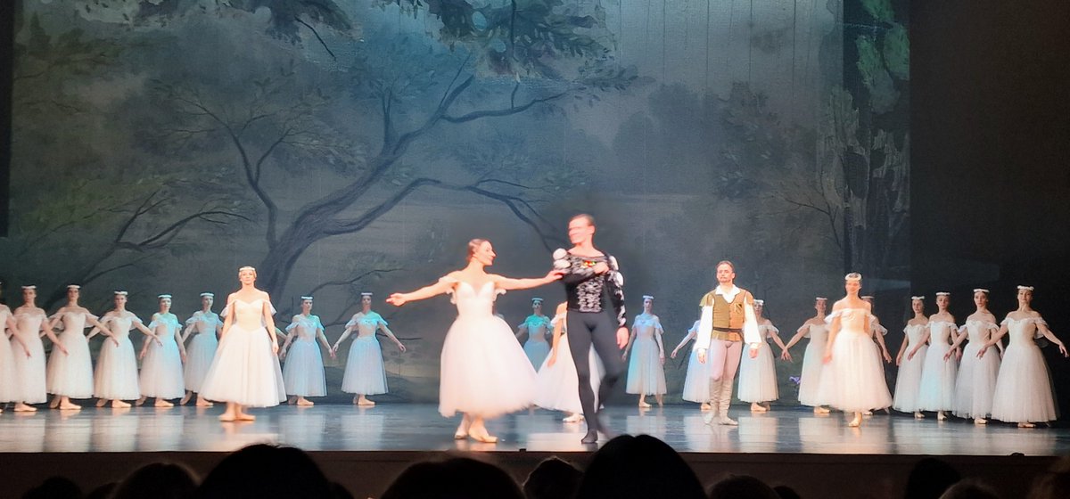 marieanne_h's tweet photo. Ballet de l'opéra national d'#Ukraine au @TCEOPERA : une #Giselle de toute beauté ! De la grâce, un orchestre #promethée dirigé par un Morozov inspiré. Chance de les voir hors de leur pays en guerre et leur apporter notre #soutien #admiration #UkraineWillWin  @TranscenDanses https://t.co/3iHSqoj4PS