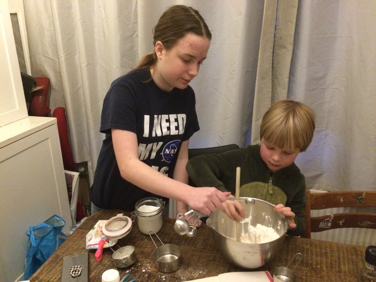 Kids are making pizza 😛🍕