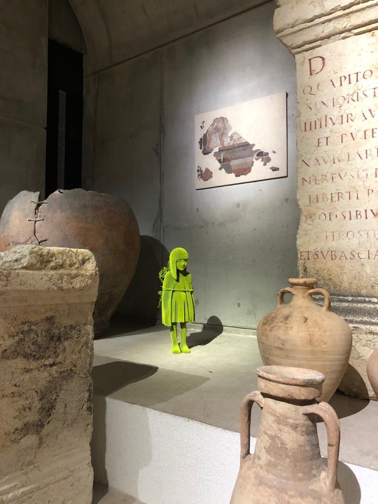 DavidAngevin's tweet photo. La présence dans chaque biennale d'art contemporain des vilains lutins verts de Kim Simonsson semble imposée par décret du Soviet Suprême des curateurs 😵‍💫🙄 #Art  @BiennaleLyon #KimSimonsson https://t.co/baNlUdwy5V
