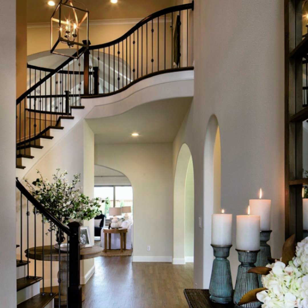 A cozy and welcoming entry is always a great idea. 

How amazing would it be to greet your New Year's Eve guests with an elegant entryway like this? 😌 

📸 <a href="/darlinghomesdfw/">Darling Homes Dallas</a> (IG)

#torontorealestate #torontorealtor #entrydecor #homeinspiration #interiorstyling #interiorstyled