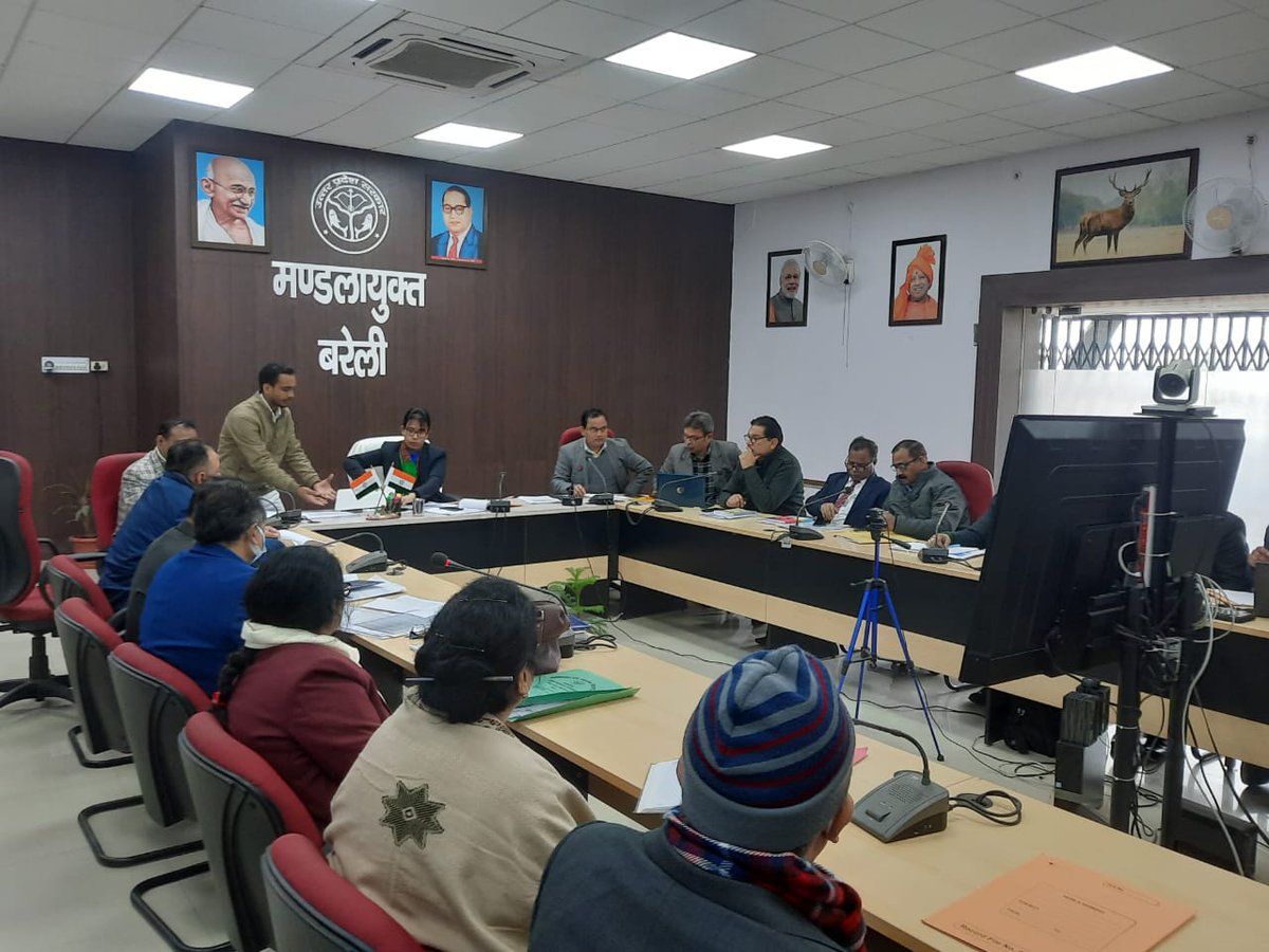 DivBareilly1's tweet photo. Today  a review meeting held of Health Dept.activities, chaired by Commissioner Madam.
 CommissionerMam reviewed the Physicaland Financial progress and given the instrctions to CMOs/ Concern officials for  improvement,those  Progress found was not good.
@nhm_up @NeelimaPathak2 https://t.co/OGySVf5rrD