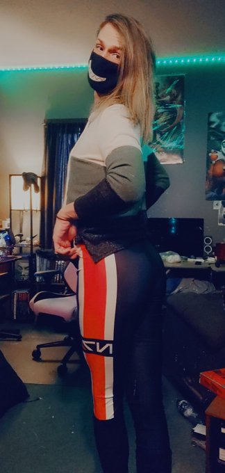 2 pic. Feeling cute playing mass effect while trying to pull off my own ass effect in this amazing leggings