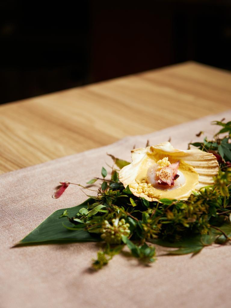 Cocina de recuerdo, de memoria.
Entendemos la cocina como lenguaje, algo que hay que contar a través de una composición que son nuestros platos 
"Vieira cambados—-amazonas"
.
.#Cocinabiosfera #Guadalajara #seafood #bocadodemar #raizculinaria #guiarepsol