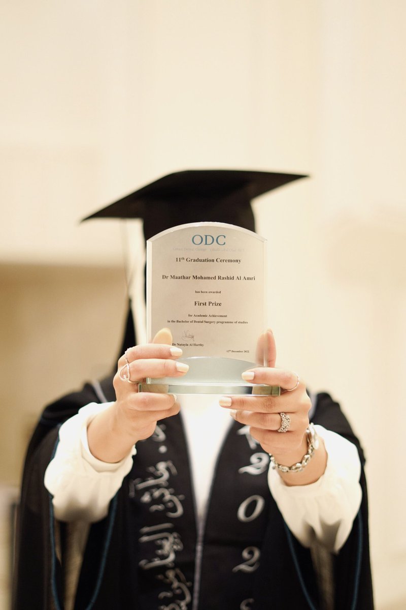 مستحيل انسى لما سألت زميلتي قبل احد الاختبارات اذا سبق وسمعت ان طالب جاب درجة (A) في المادة لصعوبتها..

ردت: " يمكن غيرك .. لكن ما انتي".

بعد ٦ اعوام؛ توجت الأولى على دفعتي في تخصص طب وجراحة الفم والأسنان الحمدلله.

محد مفروض يخبرنا حدود الي نقدر عليه.