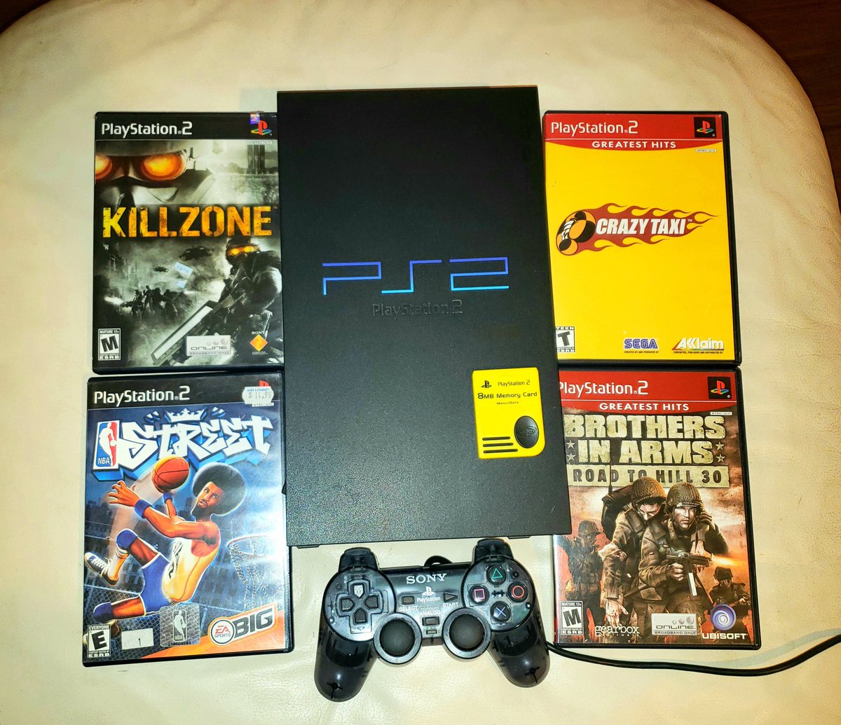 TheRetroRoomRoo's tweet photo. 📣GIVEAWAY TIME!📣

As a way of saying thank you to my amazing followers I want to giveaway this rad stuff! 😁🤙

A COMPLETE PLAYSTATION 2 WITH 4 COMPLETE IN BOX GAMES, A MEMORY CARD, &amp; CONTROLLER! 😱🎮🔥

🔹️To enter: RT this post and FOLLOW ME
🔹️Ends 1/12/23

Good luck! 🔥 https://t.co/gKy0iw39Zg