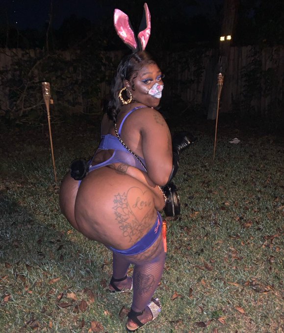 I was a Sexy SavageXFenty Bunny for Holloween! https://t.co/W7QgW3FrsF