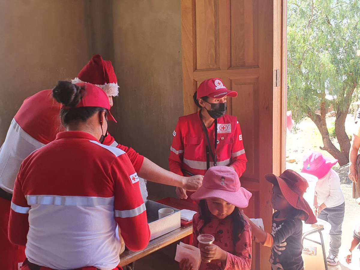 CruzRojaCbba's tweet photo. El sábado, nuestros voluntarios llevaron alegría y diversión a niños y adultos de la comunidad Agraria "Rodeo Pampa", con quienes compartieron una chocolatada 🥛 y deliciosos queques 🍪. 
 
#CruzRojaBolivianaFilialCochabamba https://t.co/w52EXFGok2