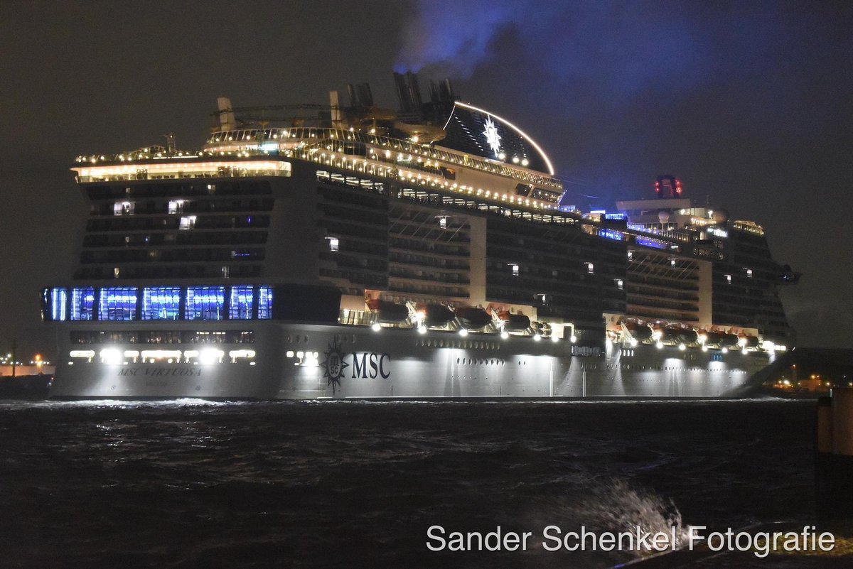 Geen ideaal fotoweer vanavond bij het vertrek van de MSC Virtuosa. Wind en regen, water op de kant in Vlaardingen. De Virtuosa was het laatste cruiseschip dit jaar voor de CruisePortRotterdam. #cruiseportrotterdam #vlaardingen #cruise