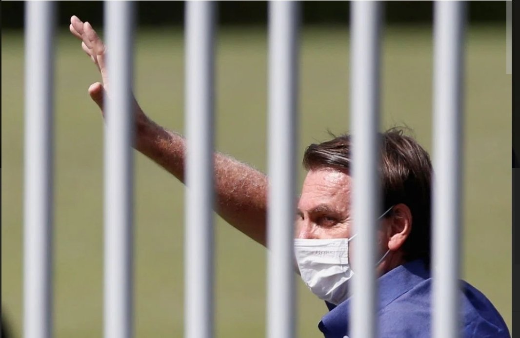 depchicoalencar's tweet photo. PF concluiu que Bolsonaro cometeu crime ao divulgar informações falsas sobre a covid. Milhares de vidas foram perdidas por acreditarem nessas mentiras. 

Se chorou ou se fugiu, o importante é que pra cadeia ele tem que ir. https://t.co/sRvWSCP1Yb