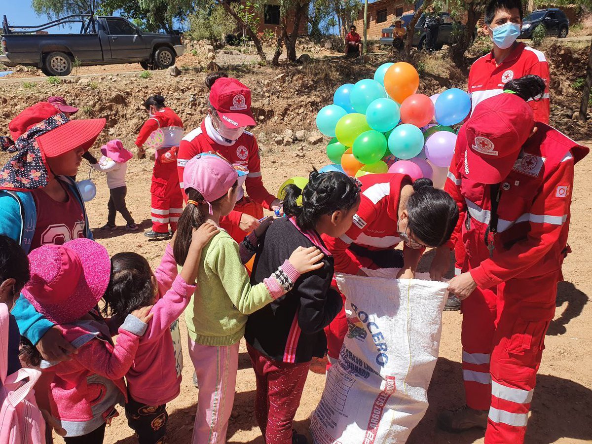 CruzRojaCbba's tweet photo. Y gracias a todas las donaciones de la población cochabambina entregamos más de 100 juguetes 🎁👧👦🎁👶🧒 a todos los niños y niñas de la comunidad "Rodeo Pampa"

#RegalaUnaSonrisa 
#CruzRojaBolivianaFilialCochabamba https://t.co/4Trnycaogp