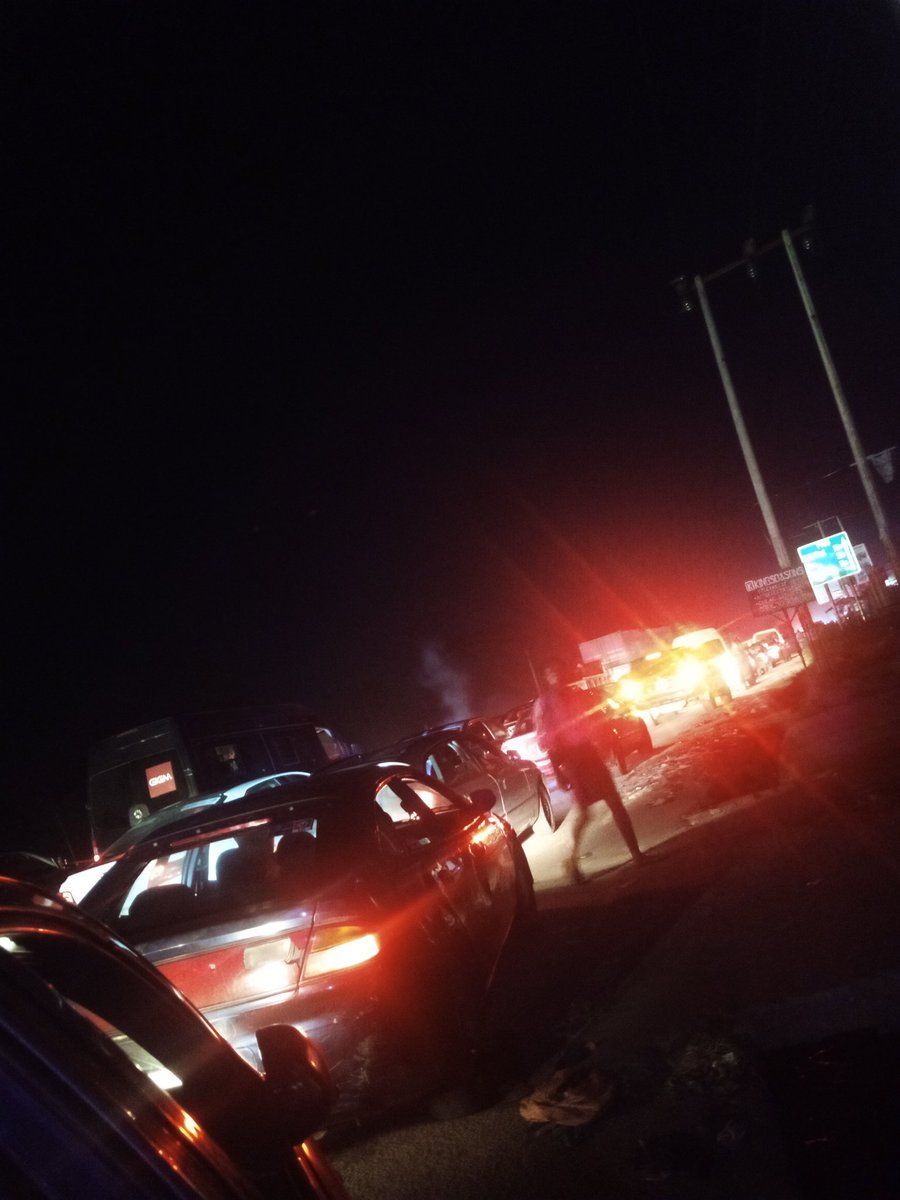 Tainny_papi's tweet photo. @PoliceNG At Choba, Uniport axis, See the Long traffic you a causing because y'all want to take money from taxi drivers. Something should be done about this every evening traffic. Some of us are tired after a hectic day and wants to get home @PORTHARCOURT_ https://t.co/1ySuMdsmQ2