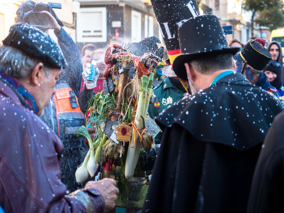 Basseta's tweet photo. El Alcalde dels Enfarinats guanya la carrera i reb la vara de comandament
#Enfarinats2022 https://t.co/Mg7oLh1JoA