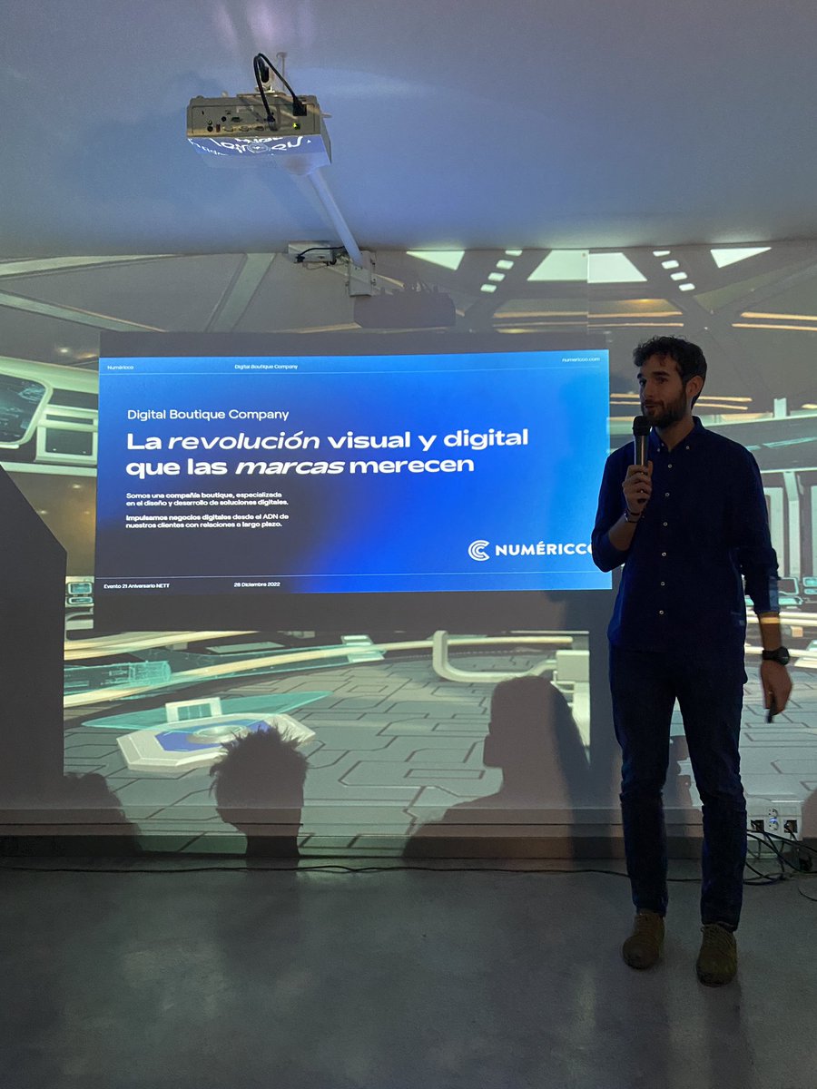 NettDigital's tweet photo. ⭐@albertoportoles , exalumno del #MasterMPD 11, hace 10 años, creador del sueño @numericco.
👉“La revolución visual y digital que las marcas merecen”.
Empezó con el premio de mejor web en su categoría, y ahora ya no le caben más premios en la mesa.
#21AniversarioNETT https://t.co/slx2Xr9hlb