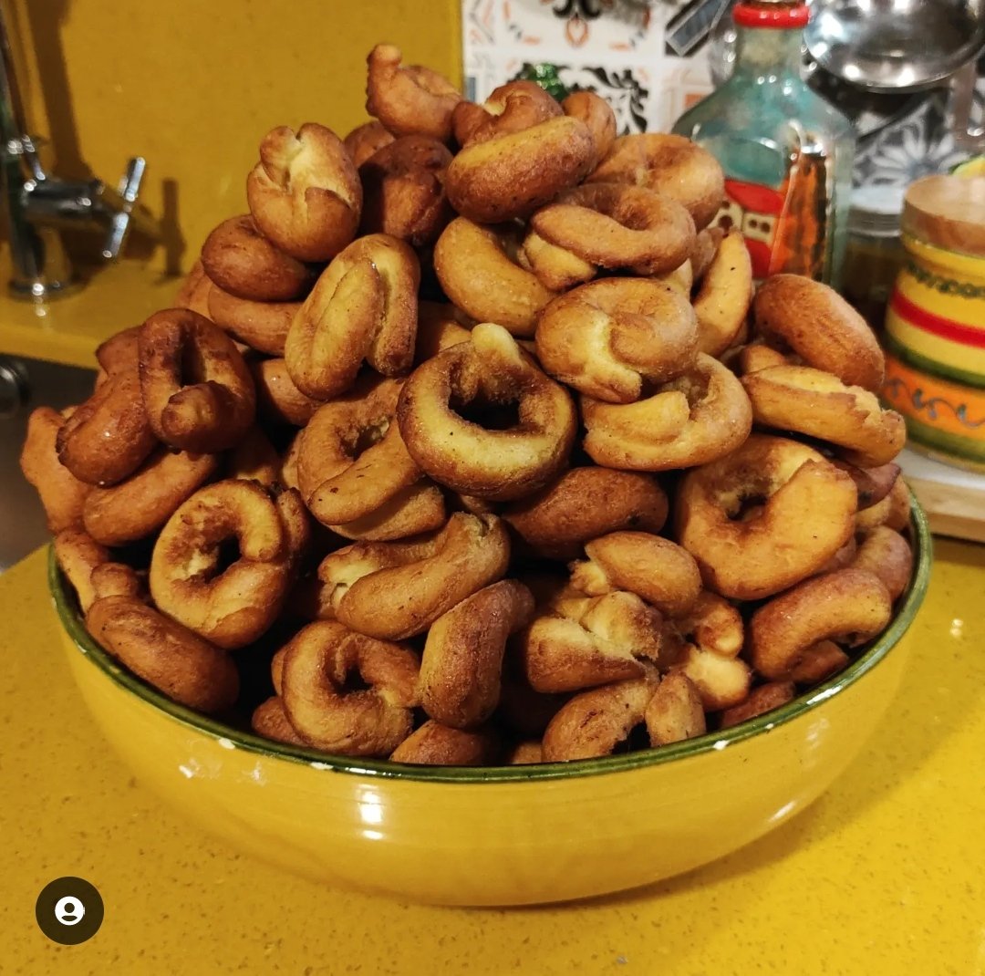 DarkEllve's tweet photo. Tarde de hacer rosquitos con mi madre. La receta es de mi bisabuela 🥰 #reposteria #bakery #recetafamiliar https://t.co/OUpMuBRFg4