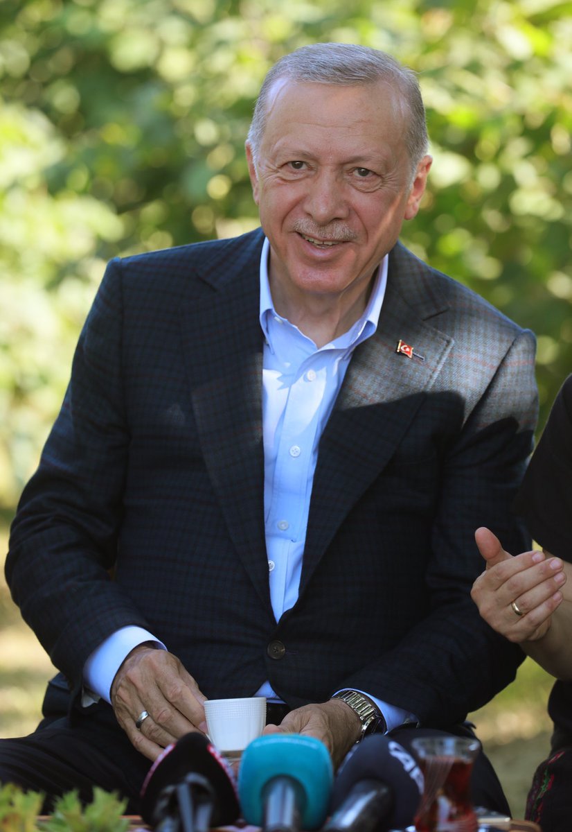 <a href="/kilicdarogluk/">Kemal Kılıçdaroğlu</a> Recep Tayyip Erdoğan diye yazılır
Adam diye okunur
🇹🇷🇹🇷