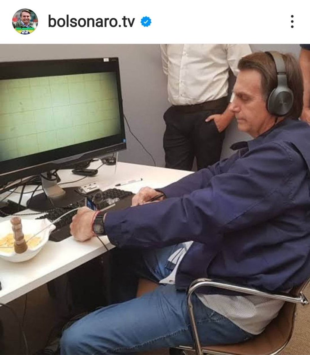 Gabriela_B__R__'s tweet photo. Ah! Qtas emoções! Não é uma peça de xadrez no prato? E o nosso querido PR monitorando o "movimento"... https://t.co/UP24EDt3JI
