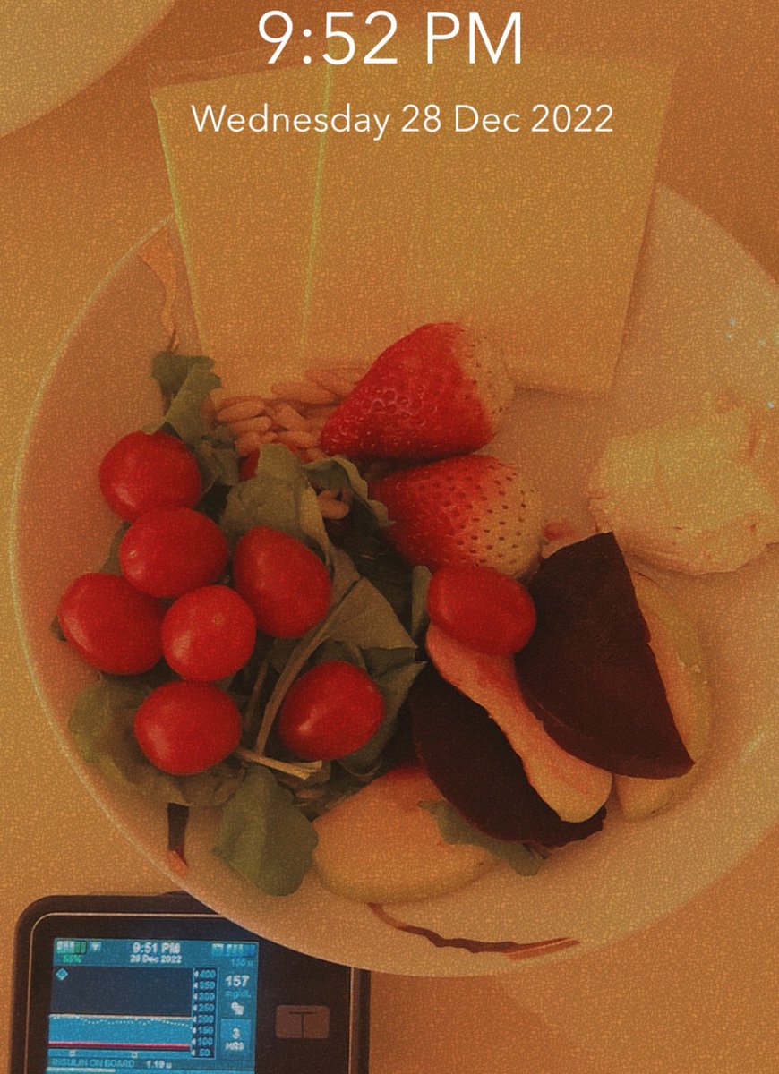 DiabeticDiary1's tweet image. وبعدين مع جوع الشتاء 🥲❄️

حاولت قدر المستطاع اني اكل شي مافيه سعرات عالية ولا فيه كارب يُذكر 🫣 خصوصاً ان مضختي مازالت تتعرف على سكري الجميل 🎈 

#tslimx2 
#سكري_الان 

لبنة قريش
جبن شرائح
تفاح 
فراولة
طماطم كرزية
بنجر
جرجير 
صنوبر 

الفكرة في الكمية من كل صنف 🫡👏🏼