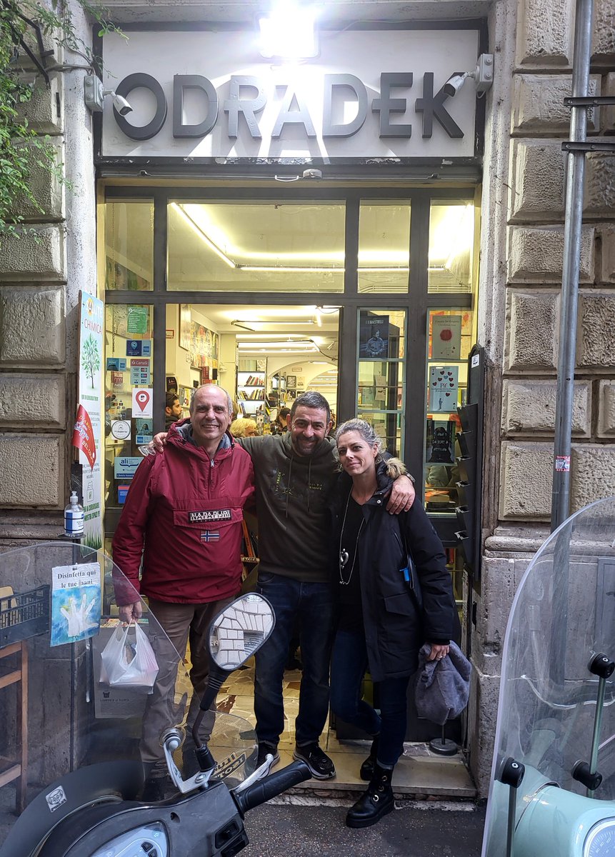 Dopo 25 anni di storia la libreria Odradek purtroppo chiude, con @armandopalmegiani @valentina_marsella_nerocrime ed il cugino Davide Vender fondatore della libreria. Vi invitiamo ad andare in questi ultimi giorni a sostenerla.