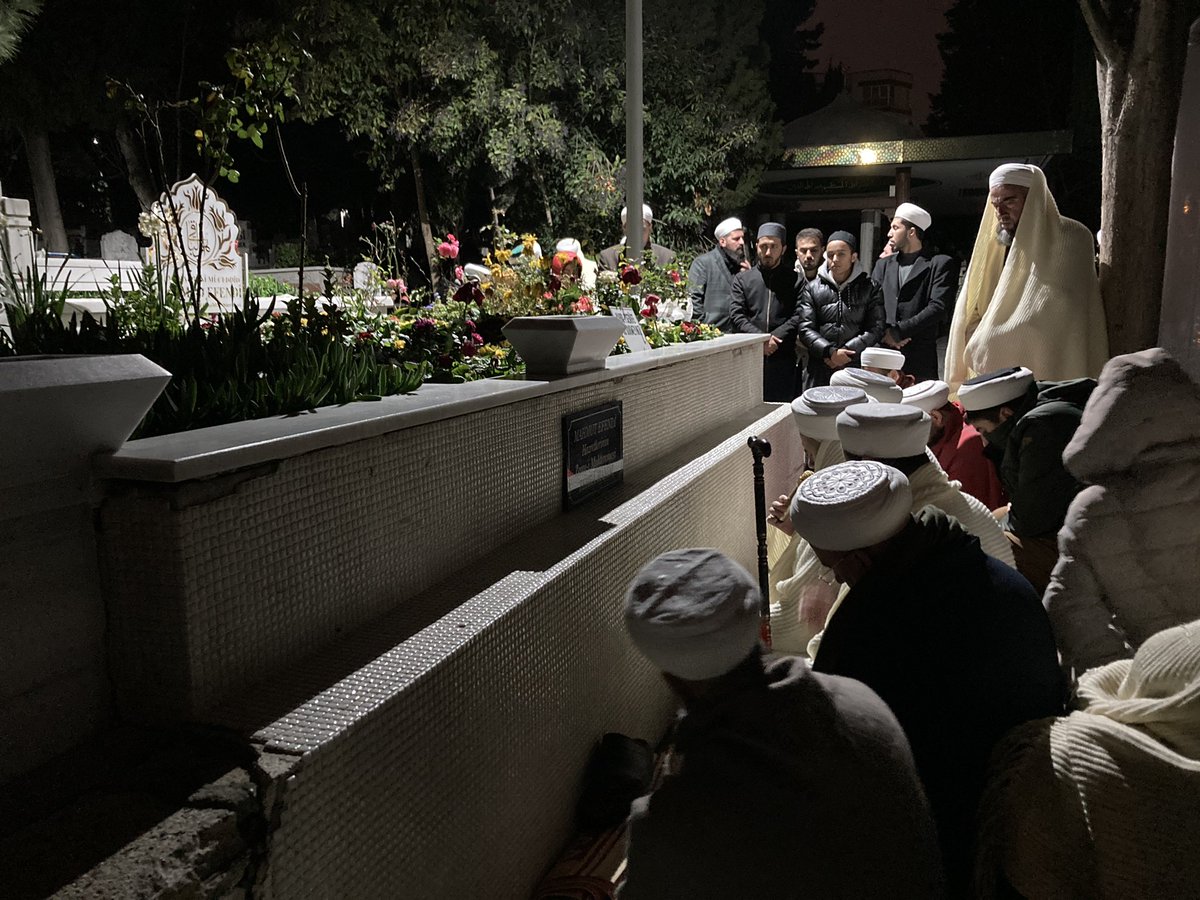 SULTAN’IN, SULTAN’A ZİYARETİ🌹

#mahmudefendicemaati nin Şeyhi, lideri Masum Efendi ve müridleri, Mahmud Efendi Hazretleri’nin Kabri Şerifini ziyarette bulundu. Sureler okuyup dualar ettiler. 

#masumefendi ALLAH RAZI OLSUN Suriye Hayırlı Olsun #istifa staj