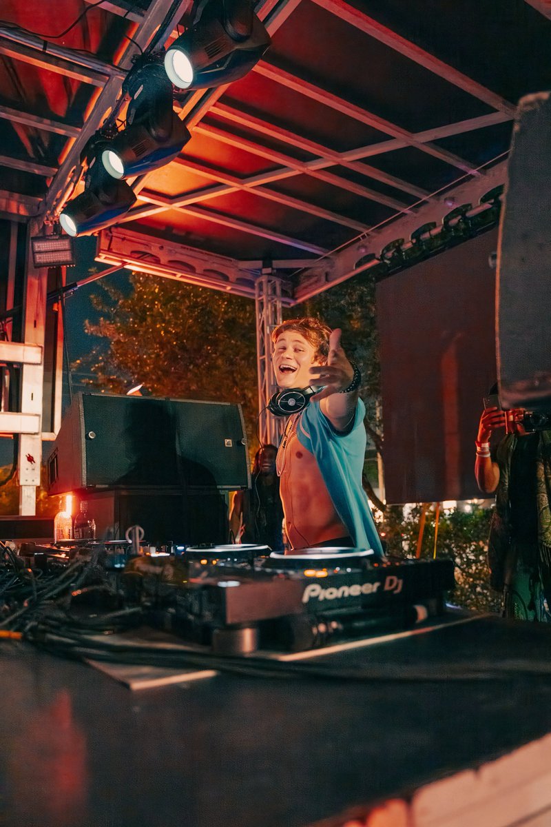 RareVibesAVClub's tweet photo. Carsten Gauslow's relentless frequencies took us to another dimension.🌀

#EDM #Dubstep #Miami https://t.co/mPX5OLpJHp