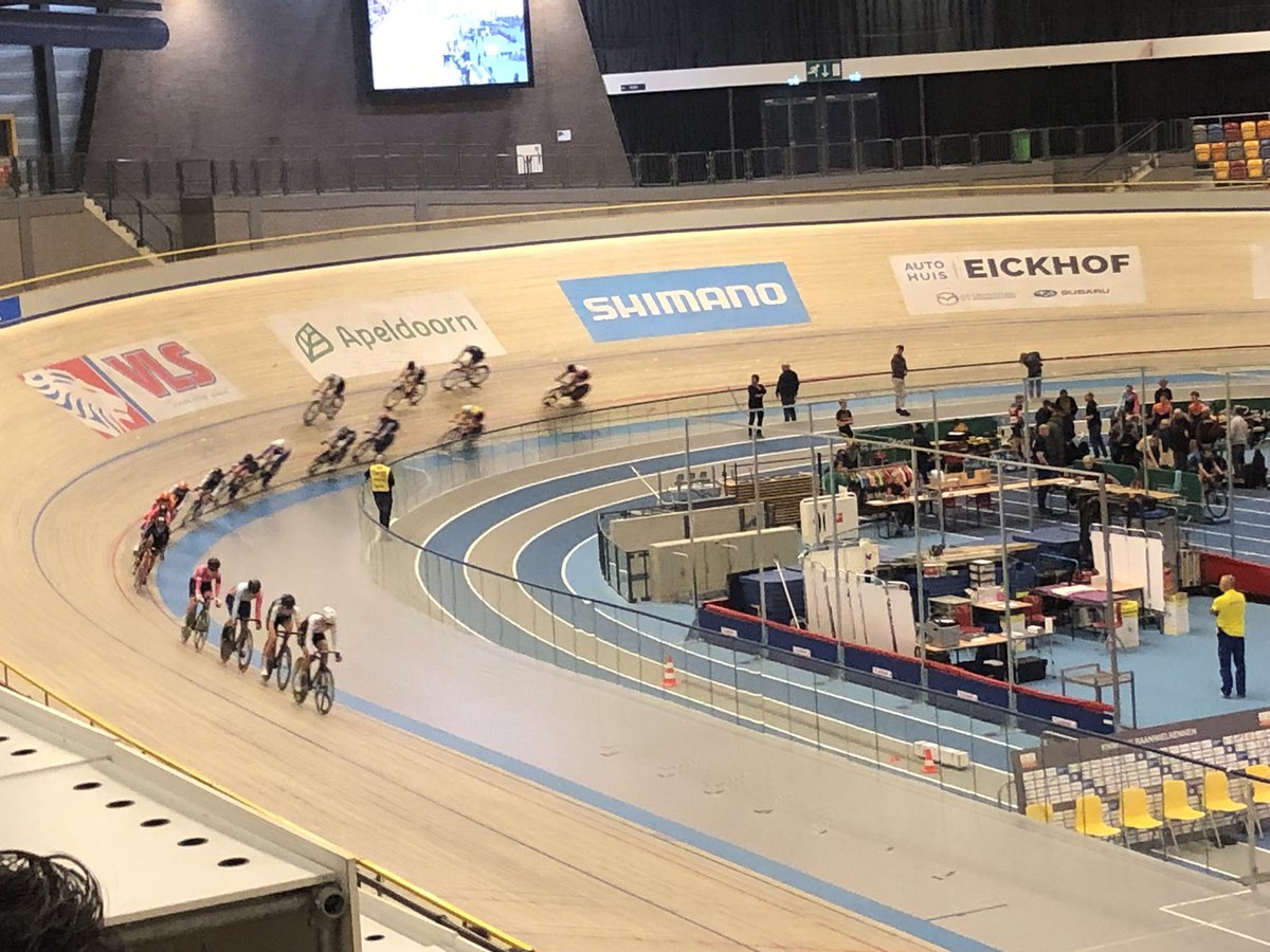 Lorena Wiebes toont haar sprint kwaliteiten en wordt Nederlands kampioen op de scratch. Zilver voor Marjolein van’t Geloof en brons voor Nina Kessler. #NKbaanwielrennen