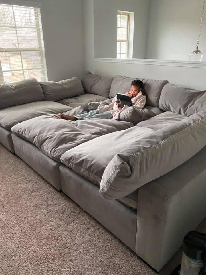 This oversized sofa! 😍