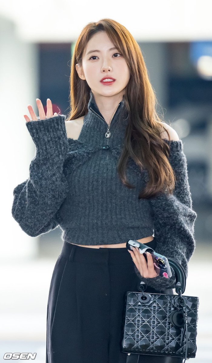wjsn_clothes's tweet photo. 221212 우주소녀 루다 출국 
브랜드 &amp; 제품명 : 엔오르 ONE BUTTON BOLERO CARDIGAN - DARK GREY
가격 : 148000
구매가능 사이트 : https://t.co/2WgGlpBKZ6
브랜드 &amp; 제품명 : 유즈 FOX RACCOON HALTER POLA KNIT TOP - CHARCOAL
가격 : 79000
구매가능 사이트 : https://t.co/IFpJkGSpev https://t.co/V1658qjLze