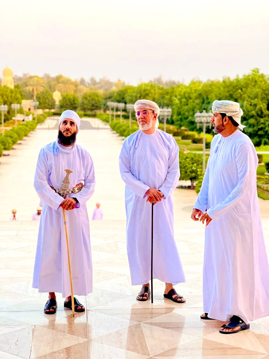khalhamdi1's tweet photo. من جولة فضيلة الشيخ الدكتور #كهلان_الخروصي مساعد المفتي العام للسلطنة في جامع السلطان #قابوس بولاية #صحار مساء اليوم … https://t.co/qeZaIF15cE