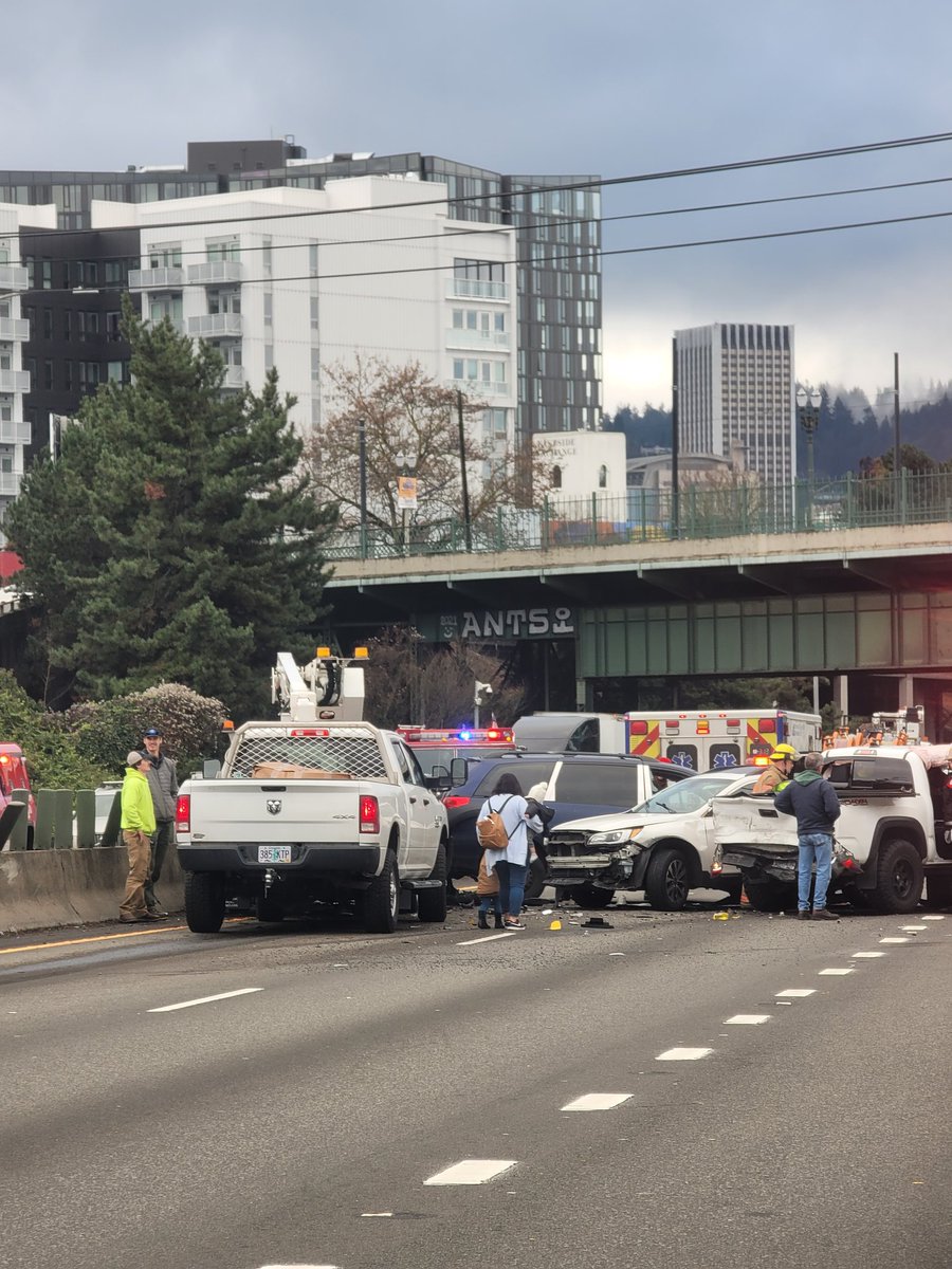 Areff's tweet photo. @TripCheckPDX All lanes blocked https://t.co/aa2a6yDKOe