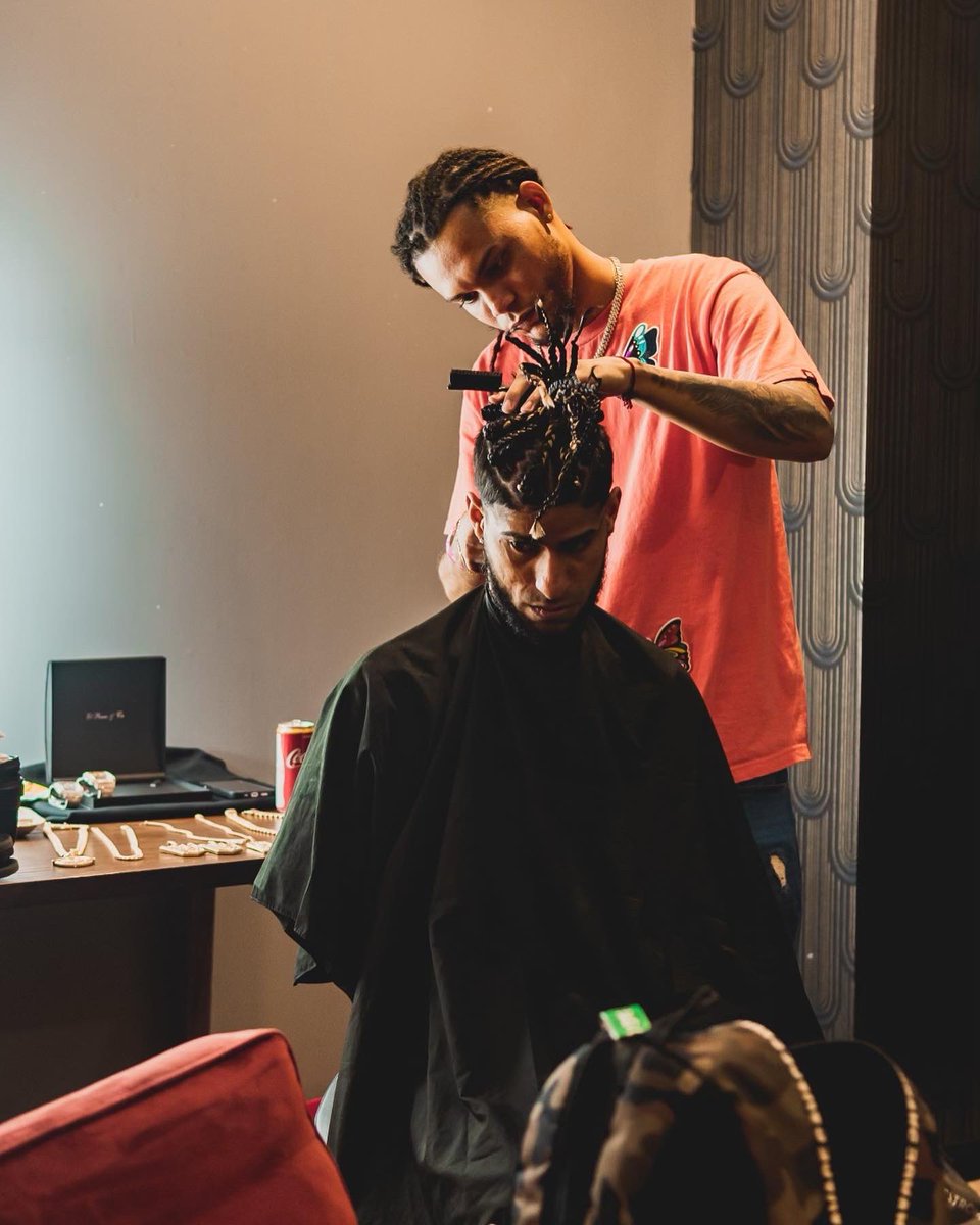 ElBvarber's tweet photo. Gracias @yovngchimi_ por confiar en mi talento y dejar que yo sea el responsable de esos afinque “el lampiño” como tú dice 💈✂️ Se prendió el Coca-Cola en fuego cuando se trepó el Demon‼️ También agradecido con @Veneno_LDD el brain 🙏🏽 DE VIVIENDA NO SOMOS DE PALMA!!! LL 🏢 Los 👹 https://t.co/HB8gedrZk6