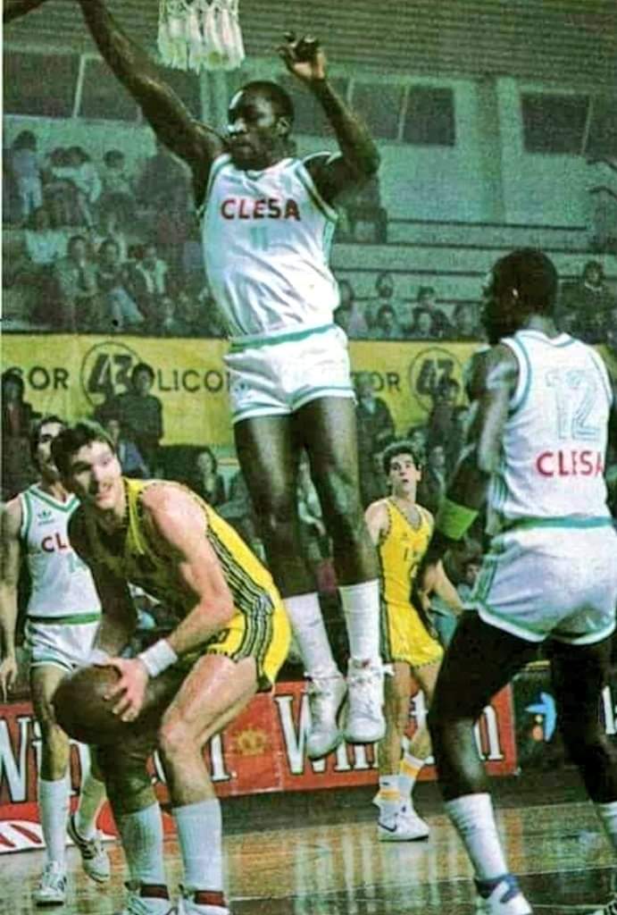 AgrasFernando's tweet photo. Una imagen histórica de
#TalDiaComoHoy Nate Davis disputaba el que sería su último partido oficial tras romperse la clavícula en #StaColoma Siempre quedará la duda de que hubiese pasado dos días después en el primer concurso de mates de la historia ACB #ArchivoOAR 27/12/1985 https://t.co/IfnDttlU3e