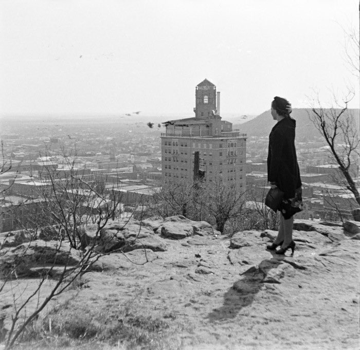 Photograph of a woman overlooking Mineral Wells in the 1930s. 

-
-
-
-

Photo: Williams, Byrr M. (Byrd Moore), III via The Portal to Texas History

#thebakerhotelandspa #mineralwells #texas