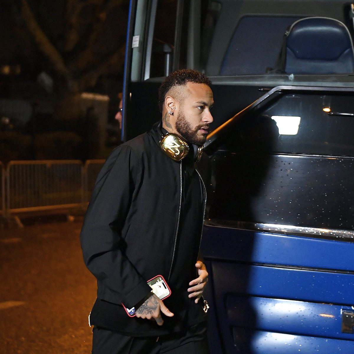 NeymarJrSite's tweet photo. . @neymarjr já está no Parque dos Príncipes para a partida contra o Strasbourg, pela 16a rodada da Ligue 1.
O craque acumula 11 gols e 9 assistências no campeonato.
Allez Paris !!.

#neymar #psg #neymarjr #psg #ligue1 

📸 PSG https://t.co/6n52CNHNwt