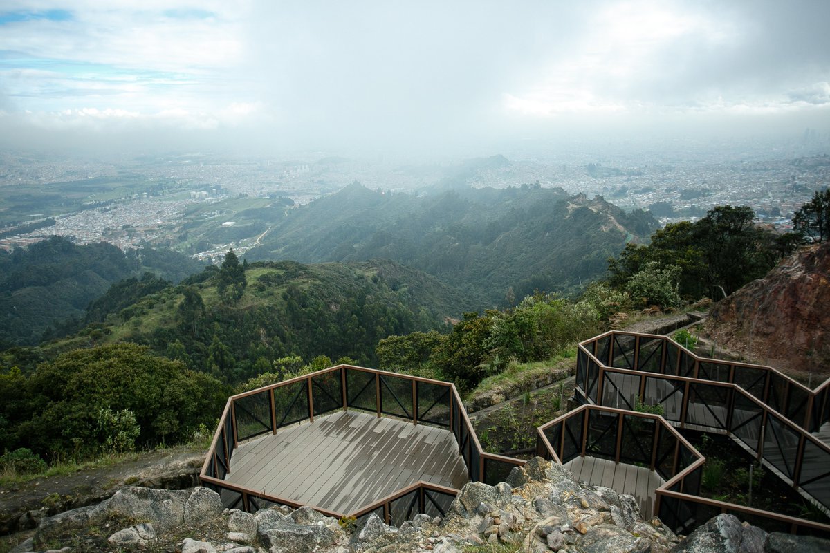 Bogota's tweet photo. Antes de que finalice 2023 tienes que dar una vuelta por el #ParqueEntrenubes 🍃
Este paraíso natural está ubicado en el extremo suroriental de #Bogotá, es un Parque Ecológico y cuenta con una extensión de 626 hectáreas y un perímetro de 30 Kms.
¿Lo has visitado antes? https://t.co/RVJBHt6298