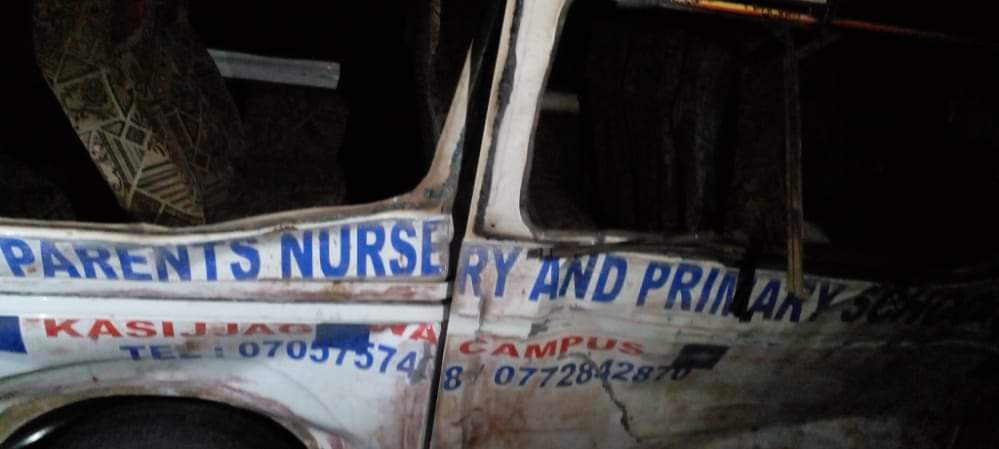 FatwesTv's tweet photo. #AnotherAccident: The @PoliceUg are looking into another road accident that has happened in Kyooko village in Lwengo. A @toyotahiace, commonly referred to as a drone is reported to have overturned. The police have confirmed 6 people dead
@FatwesTv📸:@UgandaRedCross snapped photos https://t.co/0qkdcRSEz0