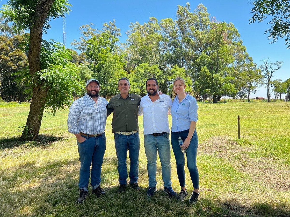 Mati_flores22's tweet photo. Excente mañana de intercambio técnico!!  #creasudestepolosur @gtherisod gracias por la invitación
📍Ayacucho 
#híbridos🌻 #nutrición🍚 #fungicidas 🍄 Miravis Duo  #insecticias 🐛 Ampligo junto a los chicos de NK a puro sinergismo 💣💯
@lucas_ratto
@Nikolas1975
@Luislopezlima https://t.co/CelvawCGwg