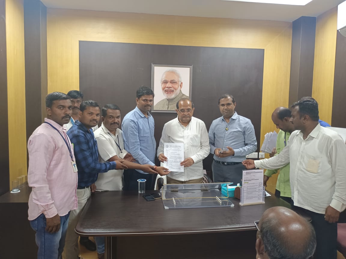 mlamangeshbjp's tweet photo. धन्यवाद संवेदनशील भाजपा- सेना युती सरकार...

राज्यातील हजारो कोतवाल संवर्गातील कर्मचाऱ्यांच्या अनेक वर्षांपासून प्रलंबित प्रमुख मागण्यांसाठी आज नागपूर येथे भव्य मोर्चाचे आयोजन करण्यात आले होते.(1/8) https://t.co/xJqsDXXu50