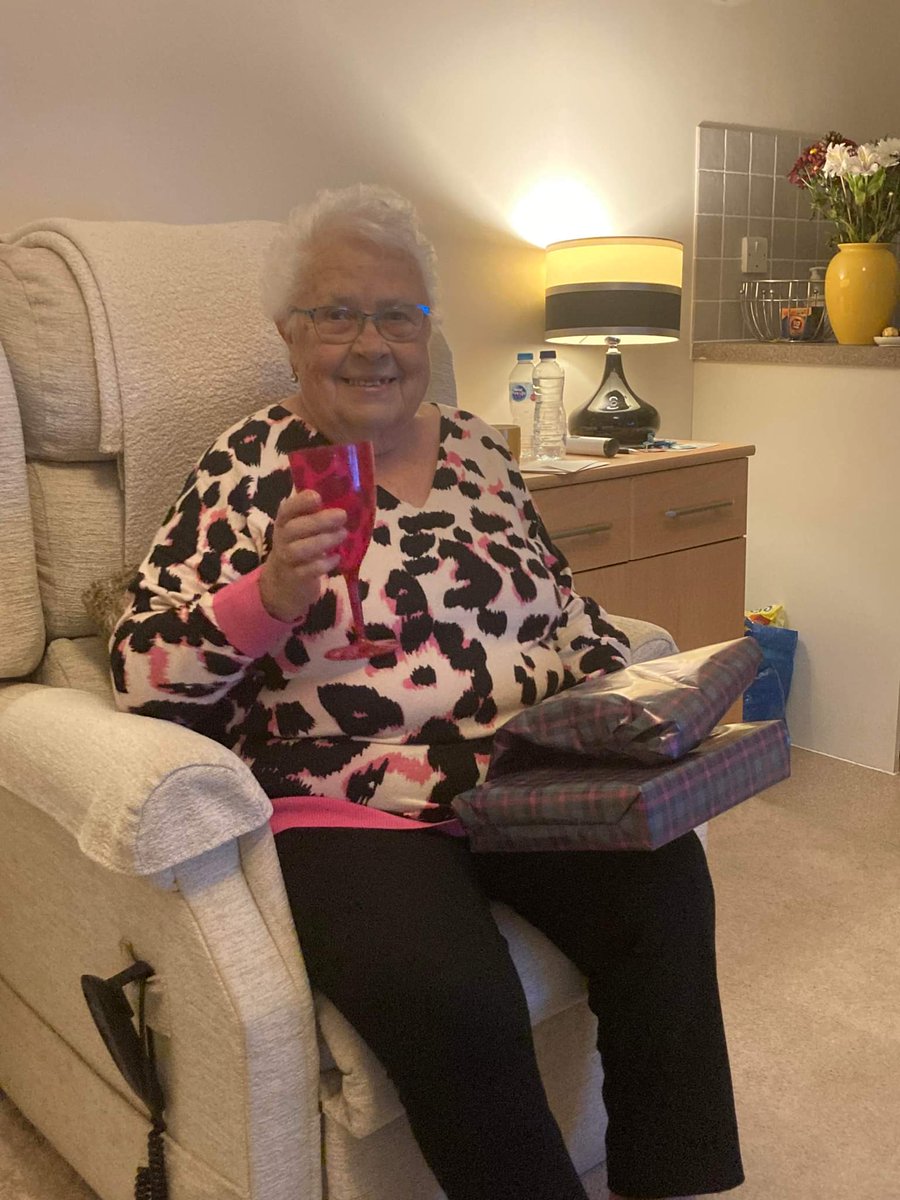 Goggleboxfanpage tweet media