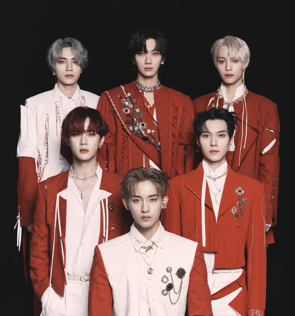 cloudwinwin's tweet photo. they’re wearing the red and white outfits from the album 😭😭😭 gonnna scream… and tens tummy is exposed AHHH and yangyang i swearing the skirt https://t.co/7TqJjjov0c