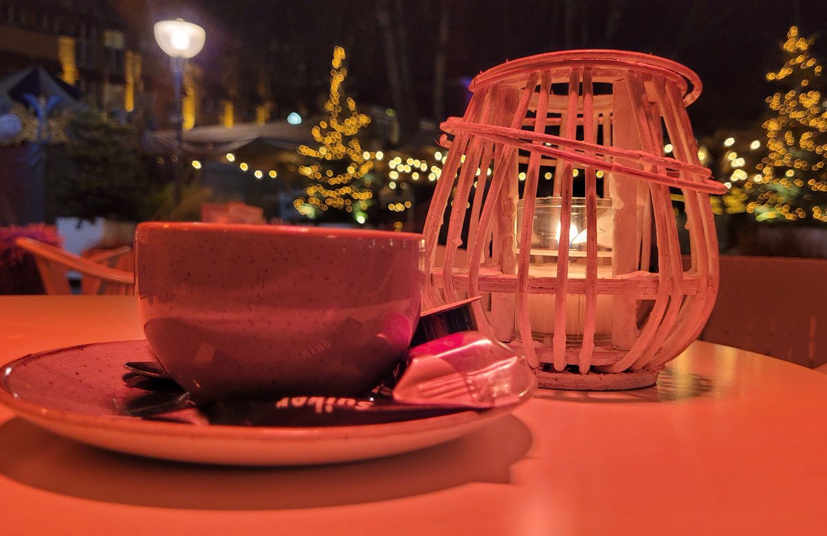 A la nouvelle adresse du Dactylo Méditerranéen, à Eindhoven, même s'il n'a pas de rive vers la Méditerranée.  Dossier de poésie néerlandaise à venir avec la contribution d'Elke de Rijcke.  Comme l'a dit Murathan Mungan, "aimez les cartes".