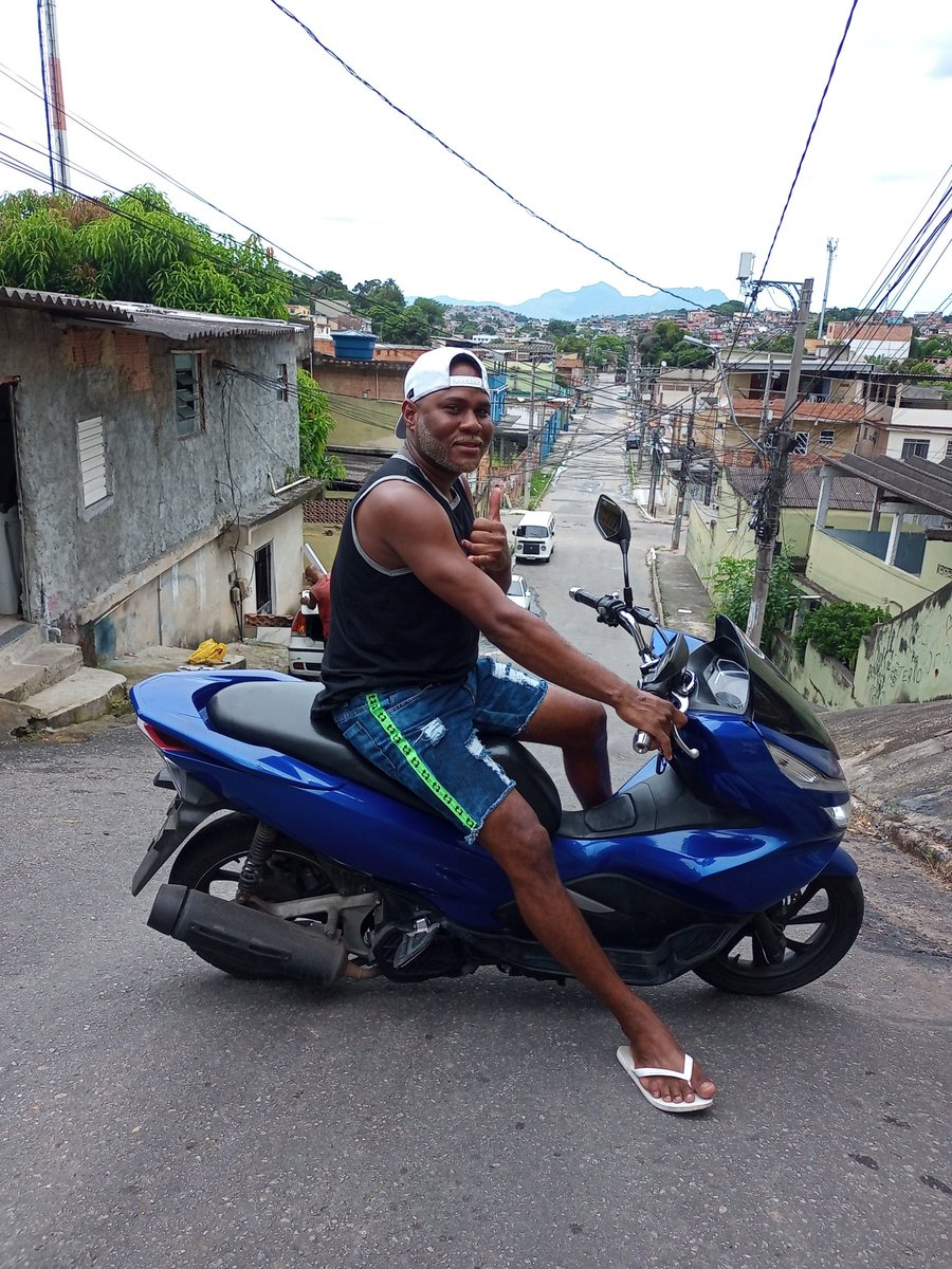 preto32cm's tweet photo. Confraternização da empresa olha como o homem vai kkkkkkkk #festinhadaempresa https://t.co/Z0rrU1pLMZ