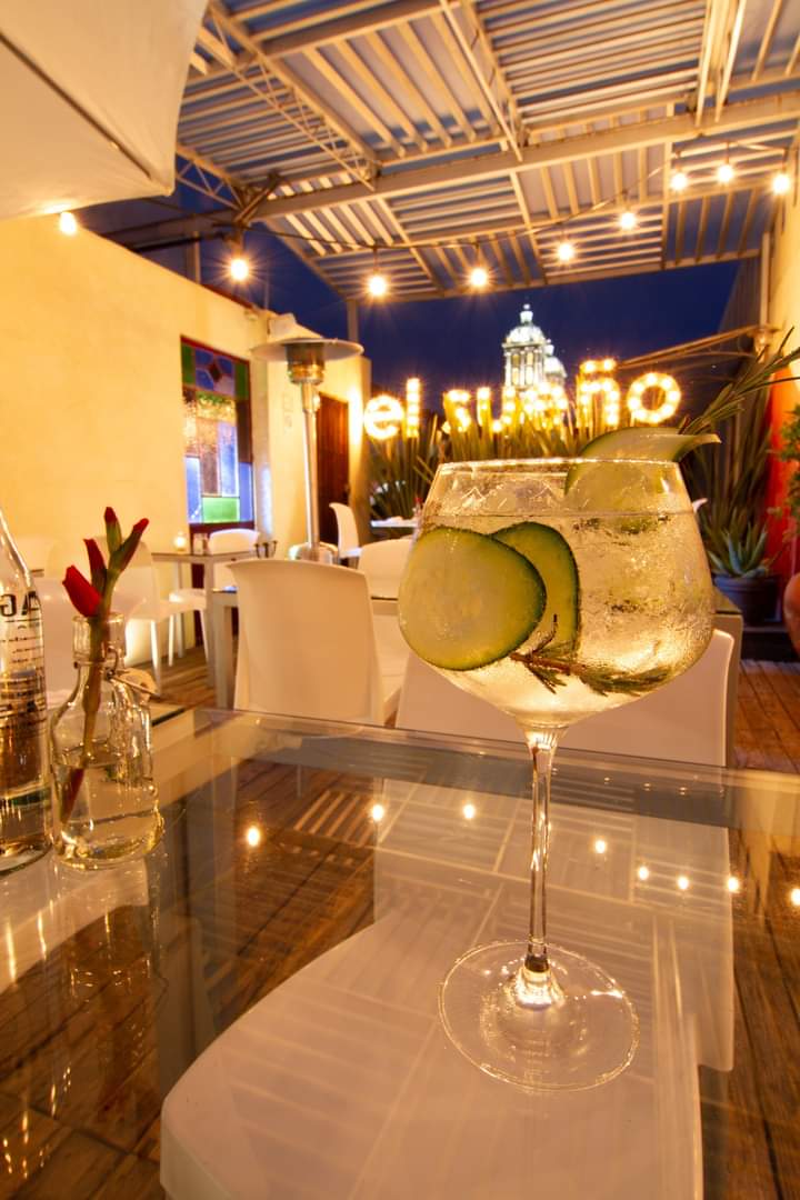 La terraza de <a href="/ElSuenohotel/">El Sueño Hotel + Spa</a> donde se contemplan las torres de la Catedral, merece el sabor de sus barras de martinis y ginebras, y su carta de alimentos de una diferente "cocina para soñar" con platillos de autor en su restaurante "La Tentación".
 #TesorosdeMexico  #Puebla