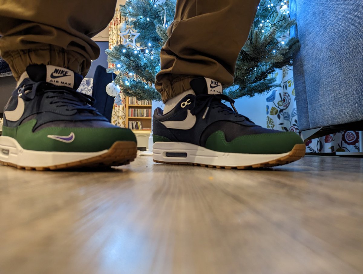 Christmas Heat. I get proper Wimbledon vibes from these. Love them.
.
.
.
.
#snkrsliveheatingup #SNKRS #airmax1collectors #nike #nikeairmax1
#sneakers #sneakerheads #getswooshed
