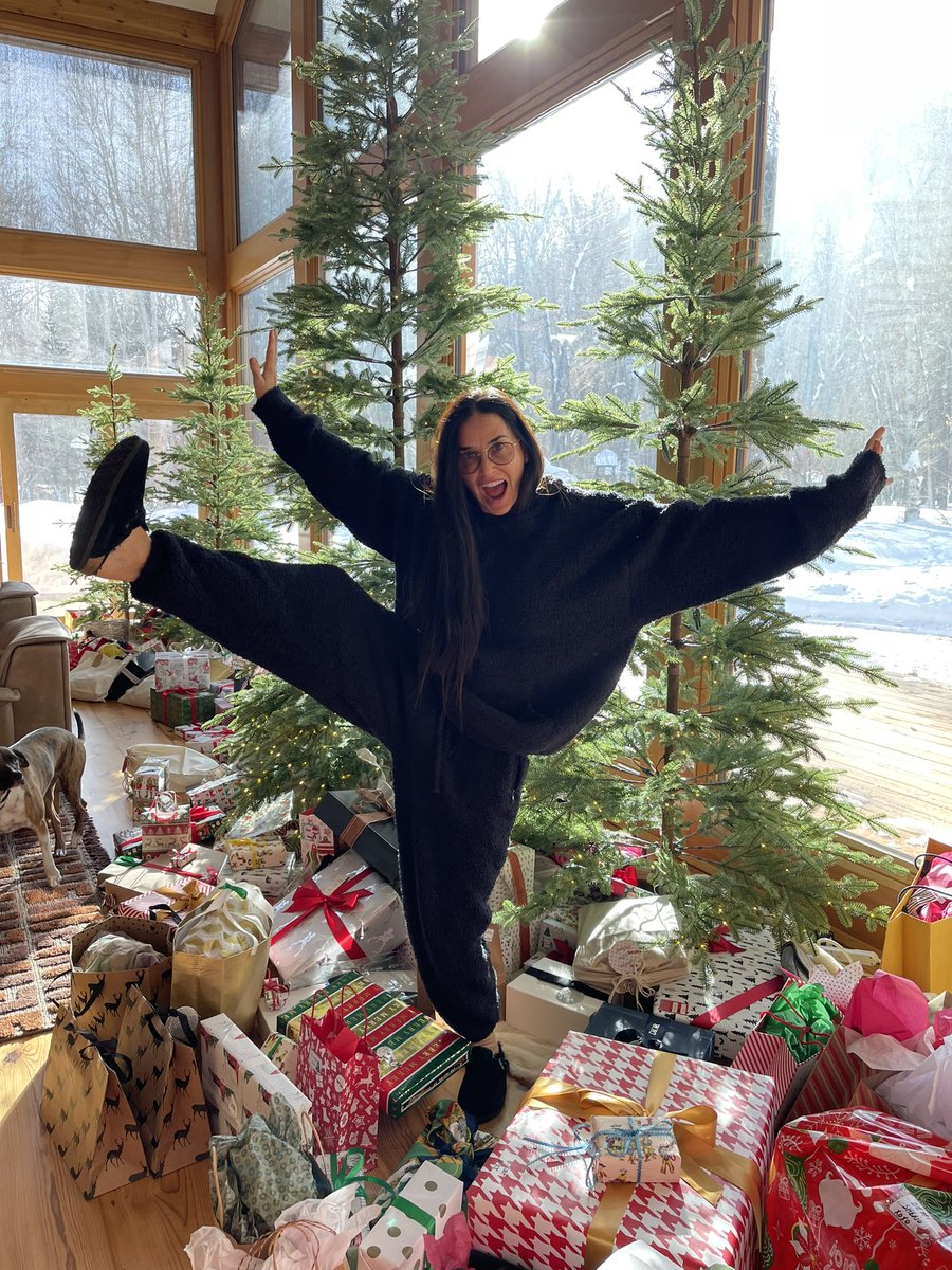 Demi Moore tweet media