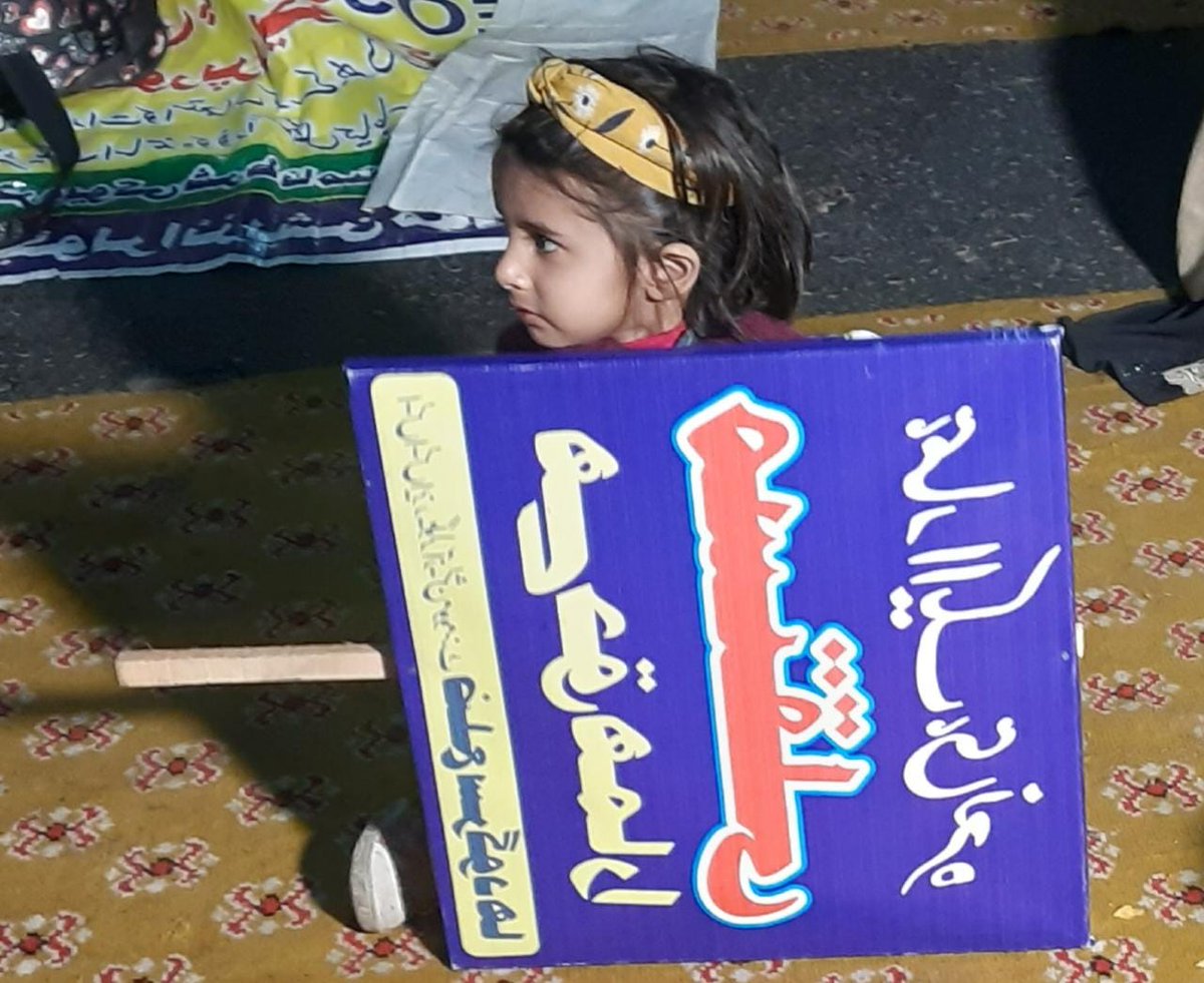AAPSargodha's tweet photo. "تصویریں بولتی ہیں" 
مگر ان ظالم حکمرانوں کے بخت سوئے ہیں جو ان معماروں کی دعائیں لینے سے قاصر ہیں ۔۔۔
#27DecTeacherProtest
#RegulariseSSEsAEOs

@ChParvezElahi
@ImranKhanPTI
@mooniselahi https://t.co/UYj88o26cK